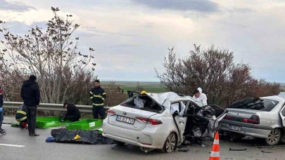 Polatlı’da iki otomobil kafa kafaya çarpıştı: 4 ölü