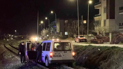 Yolu karıştırıp tren raylarına giren sürücünün tehlikeli anları