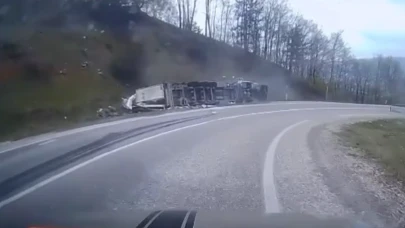 Virajı alamayan tır devrildi, sürücü yaralandı: Kaza anı kamerada