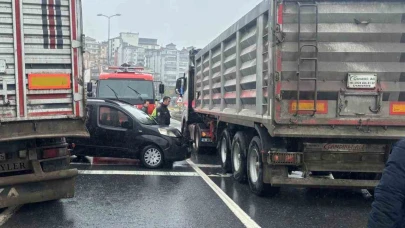 Kontrolden çıkan tır, kırmızı ışıkta bekleyen 3 araca çarptı: Kaza anı kamerada