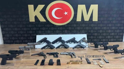 Evin her köşesinden ruhsatsız tabanca çıktı: 2 tutuklama