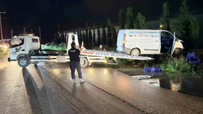 Kaza yapan kamyonet su kanalında asılı kaldı: 1 yaralı