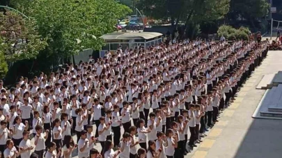 537 öğrenciden dev kaşık oyunu koreografisi