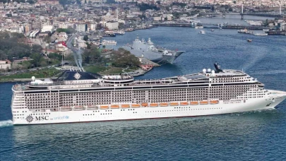 TCG Anadolu turistlerin ilgi odağı oldu
