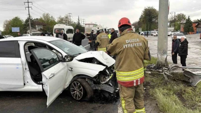 EDS tabelasına çarpan otomobilin sürücüsünü itfaiye kurtardı