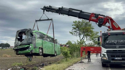 Çanakkale’de devrilen tur otobüsü kaldırıldı