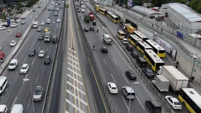 Bahçelievler’de İETT Otobüsü arızalandı, trafik nedeniyle vatandaş yol ortasında otobüs bekledi