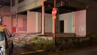 Kocaeli’de tahliye edilen binada yakılan ateş mahalleyi ayağa kaldırdı