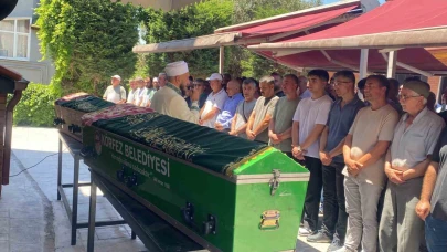 Tatil yolunda can veren anne ve kızı toprağa verildi