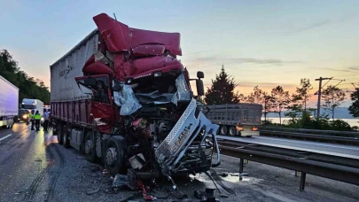 Önündeki kamyona çarptı, hurdaya dönen araçtan hafif sıyrıklarla kurtuldu