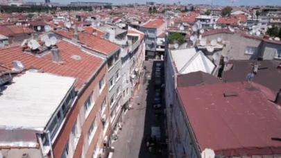 Fatih’te çatısından beton parçaları düşen 3 katlı bina havadan görüntülendi
