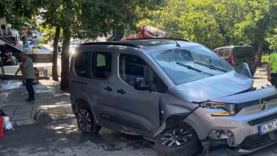 Bayrampaşa’da araca çarpan su tankeri devrildi: 1 kişinin yaralandığı kaza anı kamerada