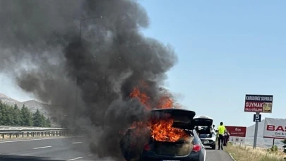 Eskişehir’de seyir halindeki otomobil alevlere teslim oldu