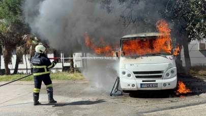 Park halindeki minibüs alev alev yandı