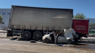 Freni patlayan kamyon 2 araca çarptı; 3 kişi yaralandı