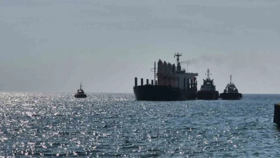 Karaya oturan gemi 4 gündür kurtarılmayı bekliyor