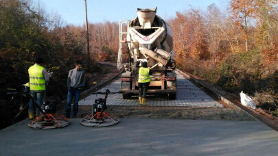 Kandıra'da iki köy yolu betonla kaplandı