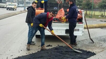 Kocaeli'nde kar sonrası yıpranan yollara bakım yapılıyor