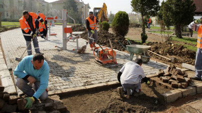 Yenikent’te parklar tamamen yenileniyor