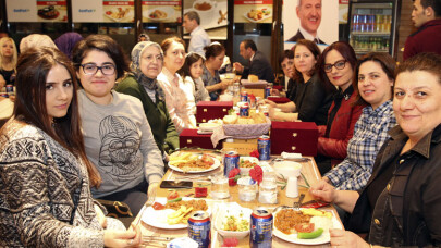 Adapazarı Belediyesi Kadın personele yemek düzenledi