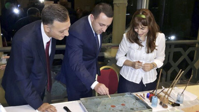 Gürcistan Başbakanına ebru yaptırdı