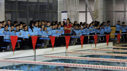 Spor Okulları yüzme branşı öğrencilerinden gövde gösterisi