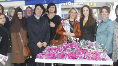 Kadınlara karanfil süprizi