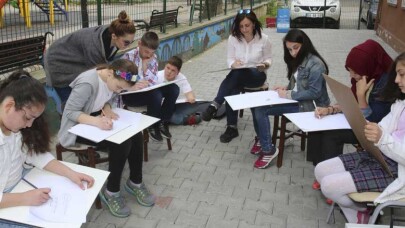 Adapazarı Bilgievi öğrencileri Sanat Günü’nü sokakta kutladı