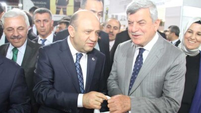Kitap Fuarı’nda ilk siftah Bakan Işık’tan