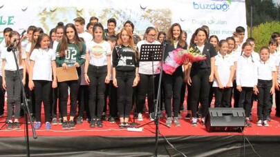 Doğa Okulları Tarihi köprüde konser verdi