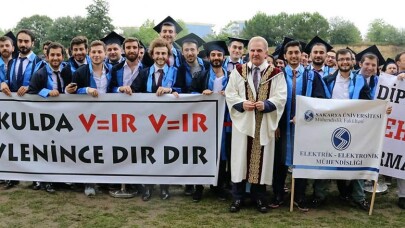 SAÜ Mezuniyet töreninde ilginç pankartlar dikkat çekti