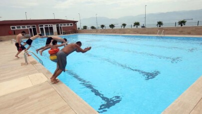 Kocaeli, Büyükşehir’in havuzlarında serinliyor