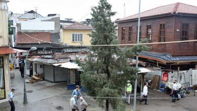 Adapazarı Orta Cami’de ruhsatsız 11 dükkan yıkıldı