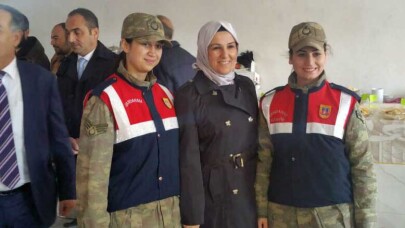 Katırcıoğlu, Kars’ta emniyet güçlerine anne şefkatiyle ilgi gösterdi