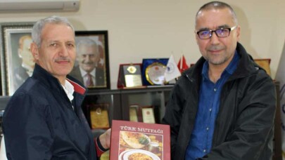 SAÜ'lü Hocadan Başkan Dişli'ye 2 anlamlı kitap