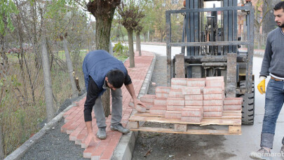 Kartepe’de kaldırım çalışmaları devam ediyor