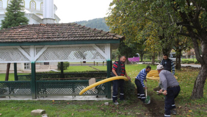 Kırkpınar Merkez Camii'nin bahçe düzenlemesi yapılıyor