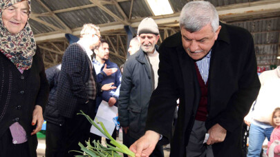 Karaosmanoğlu, Kandıra Pazarında vatandaşlar bir araya geldi, alışveriş yaptı