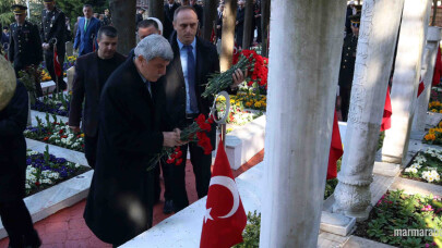 Karaosmanoğlu, Şehit mezarlarına karanfil bıraktı