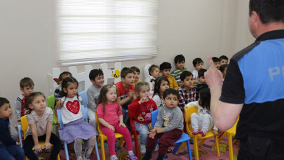 Polislerden Miniklere "Güvenli Yaşam" Eğitimi
