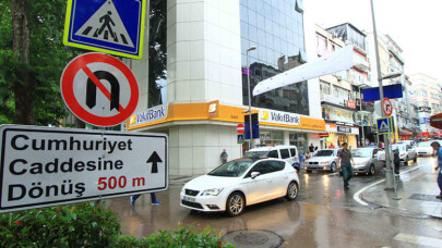 İzmit şehir içi trafiği uyarı işaretleri ile yönlendiriliyor