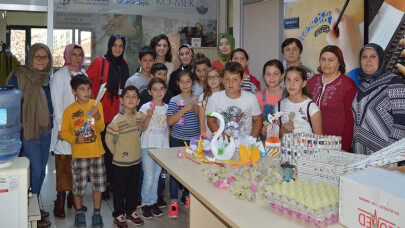 Atık kâğıttan ambalaj yapımını öğrendiler