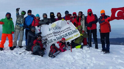 Yalova Üniversitesi Dağcılık ve Kampçılık Kulübü Uludağ’ın Zirvesine Tırmandı