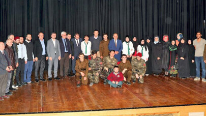 Kırmızı Çizgi' tiyatro gösterisi izleyicilere duygu dolu anlar yaşattı