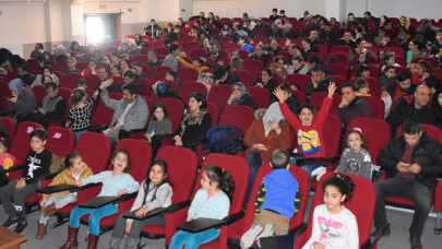 Gemlik'te çocuklar tiyatroya doydu