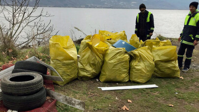 Sapanca Gölü kıyısından 250 torba çöp toplandı