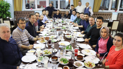 Arkadaşlarına veda yemeği verdiler