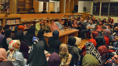 Kocaeli Büyükşehir Halk Kütüphanesi’nde yazarlar ve okurları bir gece geçirdi