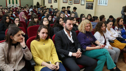 Tiyatrocular, öğrencilerle tecrübelerini paylaştı