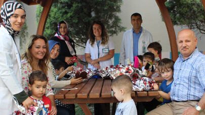 Farabi Kreşi çocukları hediyelerini aldı